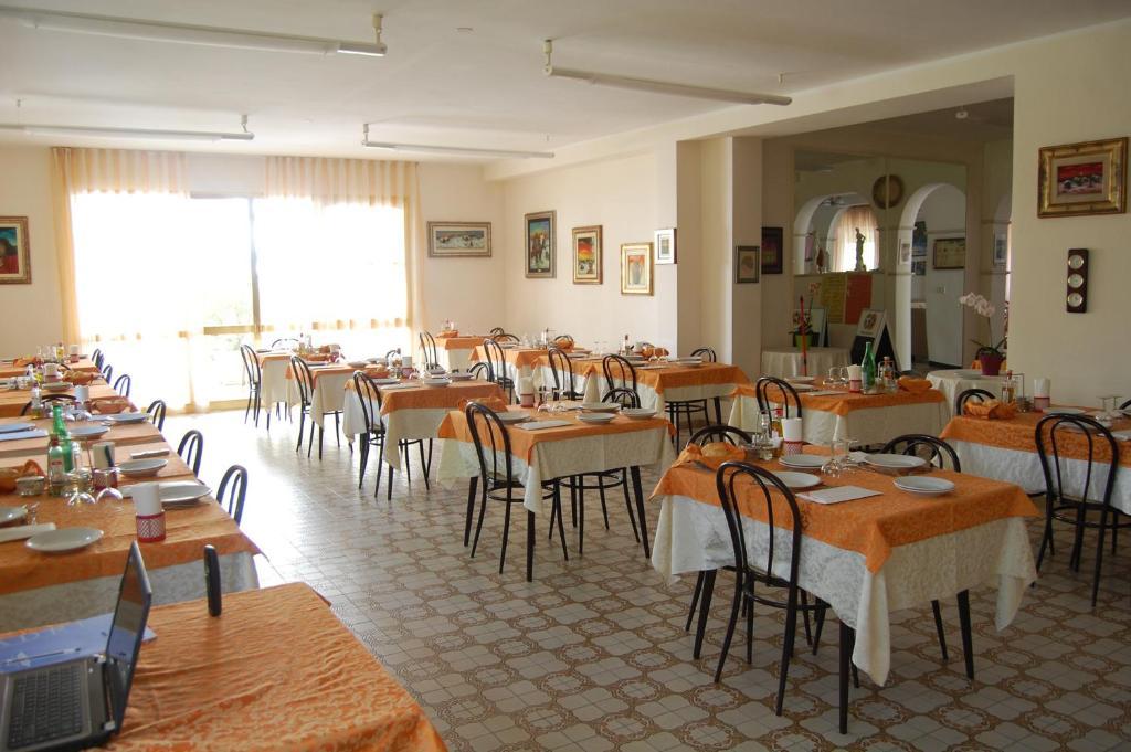 Hotel Perugini Marebello Dış mekan fotoğraf